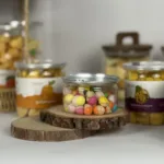 قطع سكيتلز مجففة بالتبريد من تمارا بألوان مبهجة وقوام هش ومقرمش