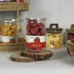 حبات فراولة كاملة بسكر مجففة بالتبريد من تمارا بقوام هش ولون أحمر طبيعي