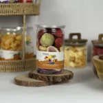 قطع فواكه متنوعة مجففة بالتبريد بقوام هش ومقرمش